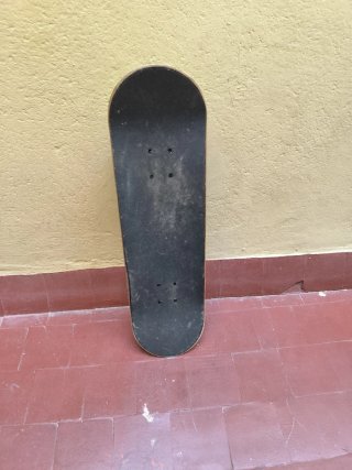 Monopatín verde con diseño de monstruo