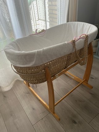 Moisés de mimbre con soporte