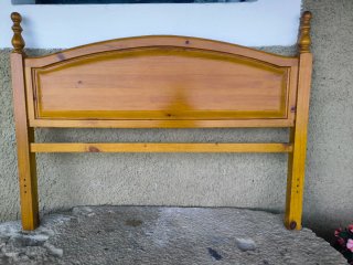 Cabecero de pino con diseño curvo para cama de 135