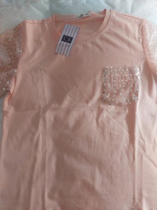 Camiseta rosa con mangas de lentejuelas