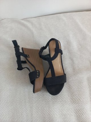 Sandalias de cuña negras