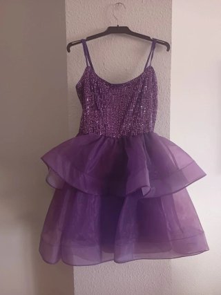 Vestido de cóctel morado con lentejuelas