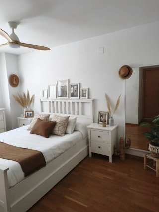 Cama con 2 mesitas y cómoda
