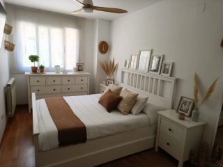 Cama con 2 mesitas y cómoda