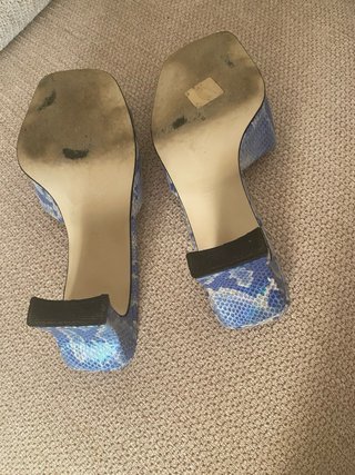 Sandalias de piel con corazón azul