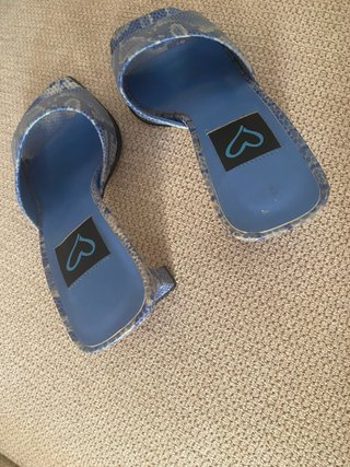 Sandalias de piel con corazón azul