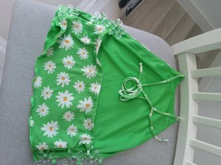 Top verde con estampado de margaritas