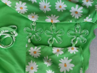 Top verde con estampado de margaritas