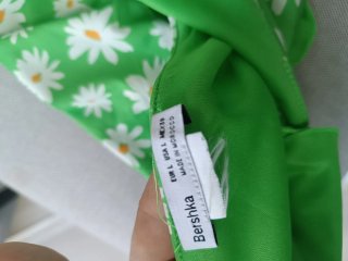 Top verde con estampado de margaritas