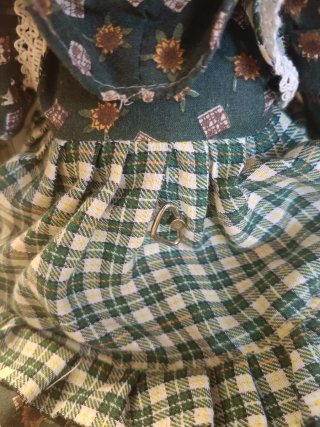 Muñeca de trapo con vestido de cuadros