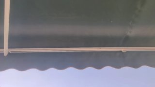 Toldo gris y blanco