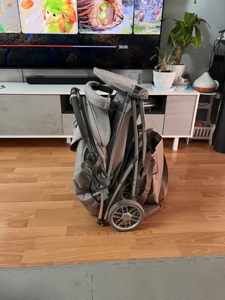 Carrito de paseo gris con funda invierno