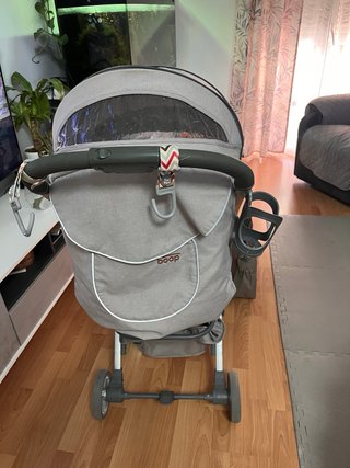 Carrito de paseo gris con funda invierno