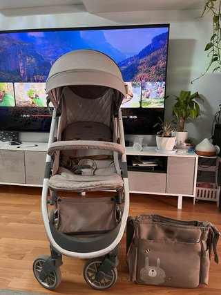 Carrito de paseo gris con funda invierno