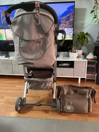 Carrito de paseo gris con funda invierno