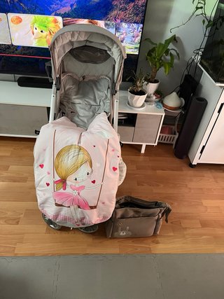Carrito de paseo gris con funda invierno