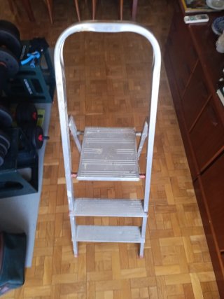 Escalera plegable de aluminio