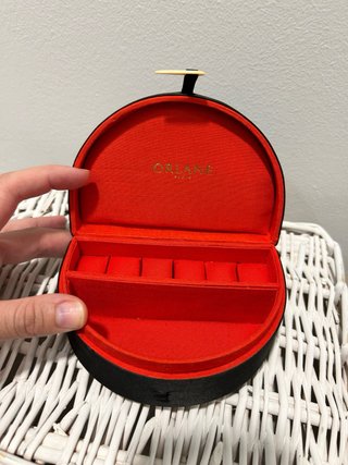 Joyero con diseño de abanico y pedrería