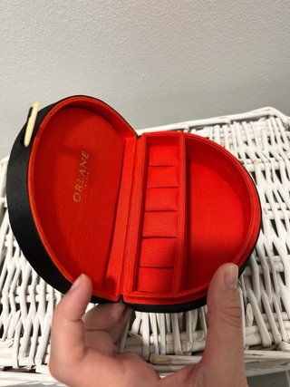 Joyero con diseño de abanico y pedrería