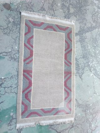 Alfombra de diseño geométrico 1"60 x 90 cm.