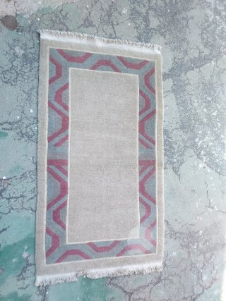 Alfombra de diseño geométrico 1"60 x 90 cm.