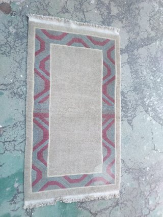 Alfombra de diseño geométrico 1"60 x 90 cm.