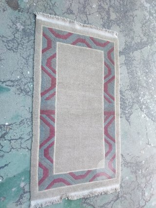 Alfombra de diseño geométrico 1"60 x 90 cm.
