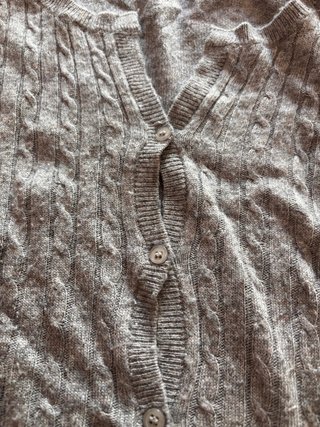 Maglioncino in lana grigio con treccine