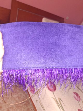 Bolso morado con flecos y cadena dorada
