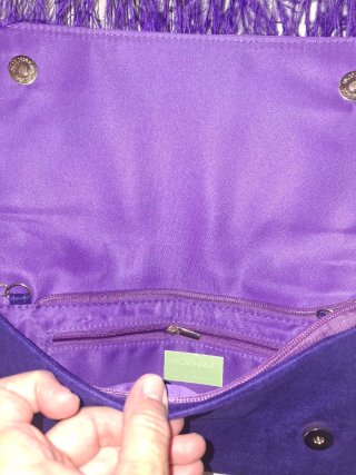 Bolso morado con flecos y cadena dorada