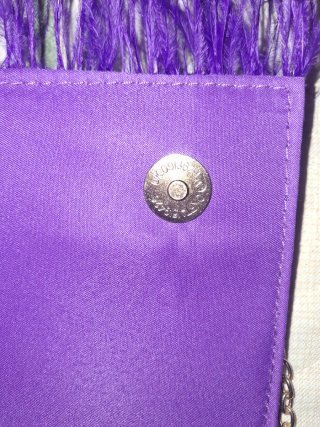 Bolso morado con flecos y cadena dorada