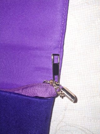 Bolso morado con flecos y cadena dorada