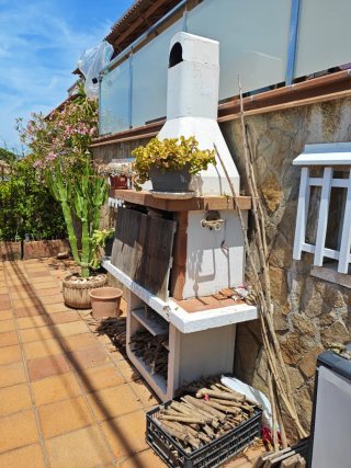 Barbacoa de obra con leñero