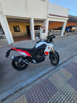 Yamaha Ténéré 700 blanca y rojo