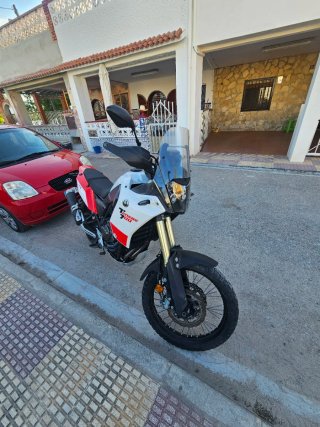 Yamaha Ténéré 700 blanca y rojo