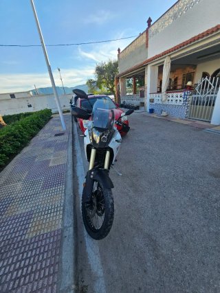 Yamaha Ténéré 700 blanca y rojo