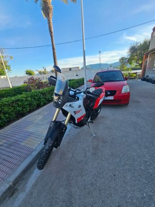 Yamaha Ténéré 700 blanca y rojo