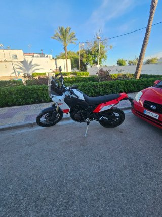 Yamaha Ténéré 700 blanca y rojo