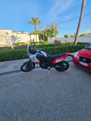 Yamaha Ténéré 700 blanca y rojo