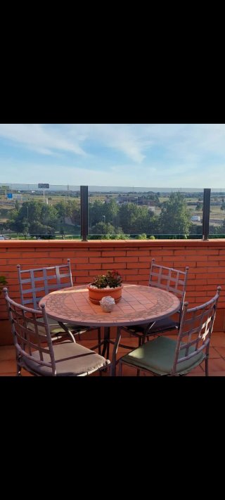 Mesa y 4 sillas terraza hierro forjado y terracota