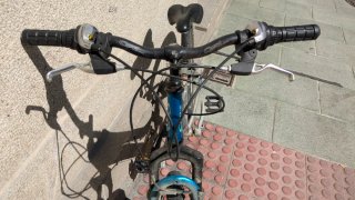 Bicicleta de montaña azul y plateada