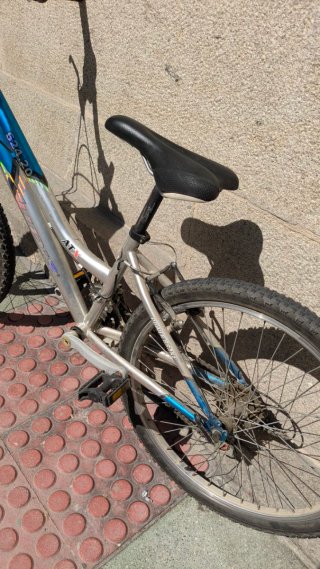 Bicicleta de montaña azul y plateada