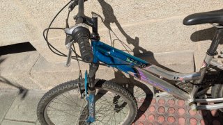 Bicicleta de montaña azul y plateada