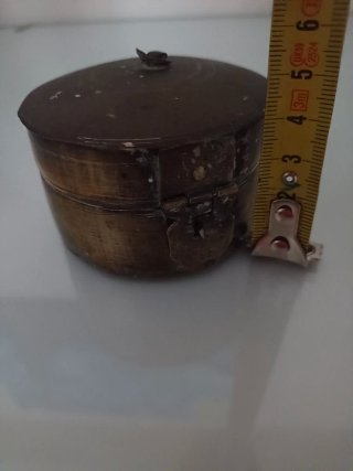 Caja metálica redonda antigua
