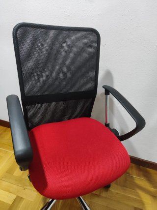 Silla de oficina ergonómica roja y negra
