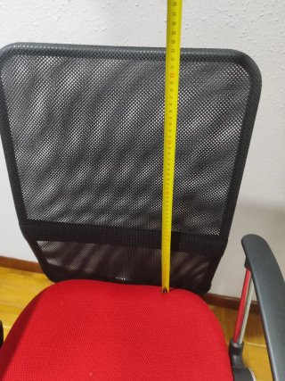 Silla de oficina ergonómica roja y negra