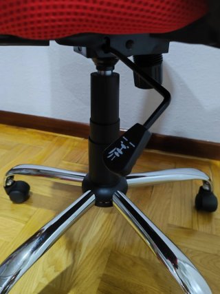 Silla de oficina ergonómica roja y negra