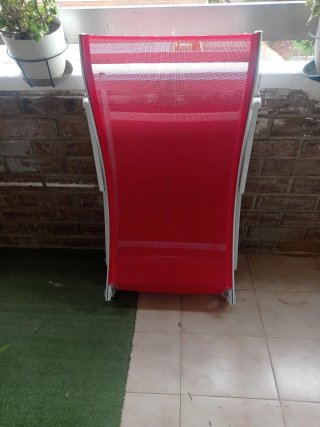 Tumbona roja plegable
