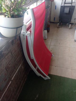 Tumbona roja plegable