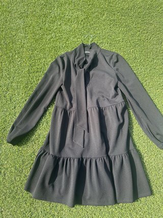 Vestido negro con lazada